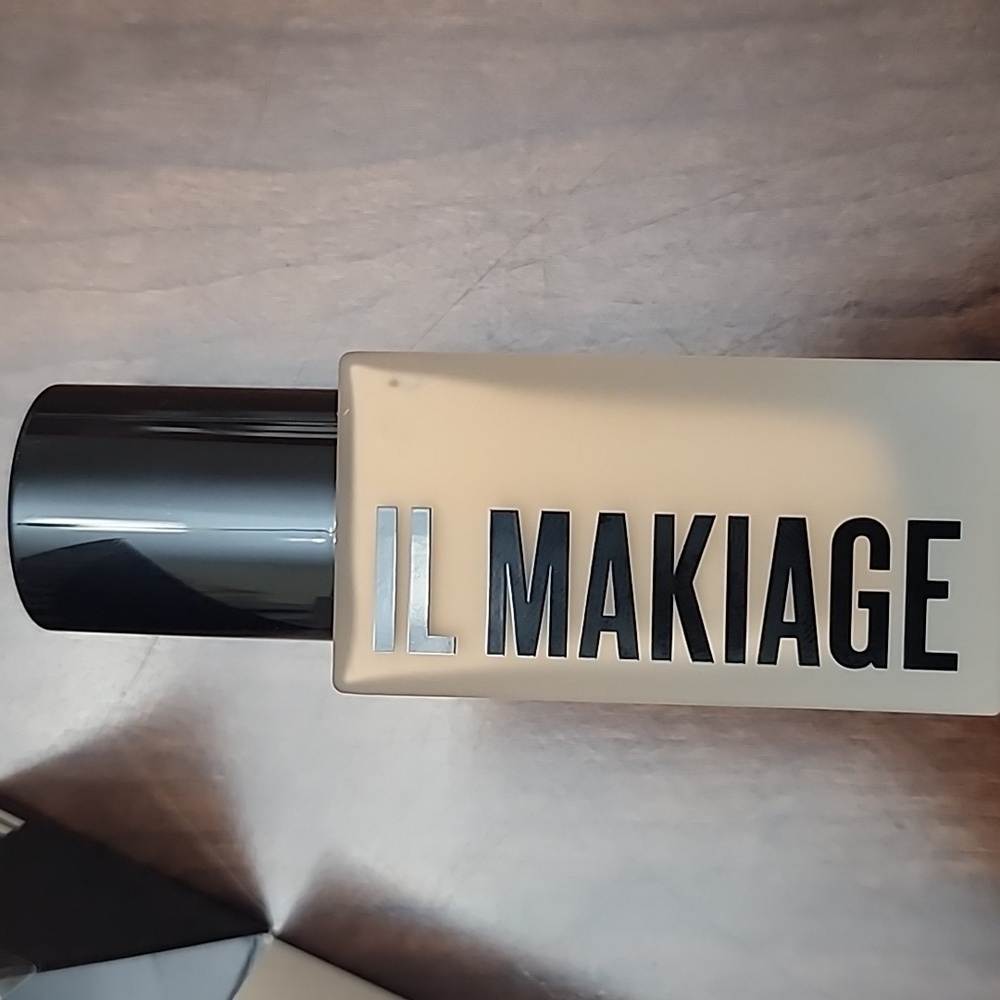 NWT - IL MAKIAGE FOUNDATION